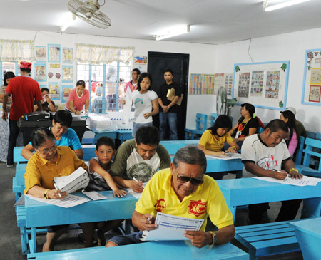 Cử tri tại tỉnh Tarlac, phía Bắc thủ đô Manila.